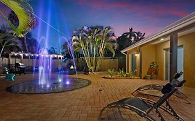 Coastal Villa W Amazing Courtyard - Splash Pad!